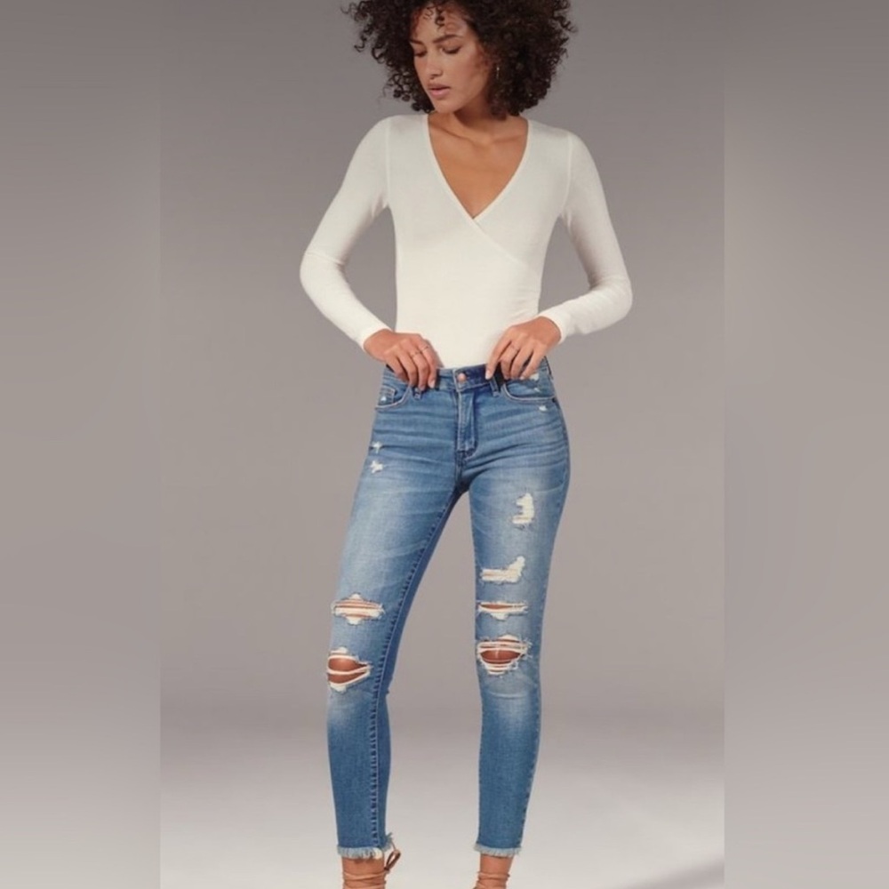 Abercrombie & Fitch Curve Love High Rise Skinny Jeans • Distressed • Size 25